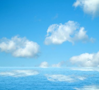 Suya yansıyan deniz bulutlar