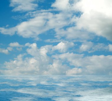 Suya yansıyan deniz bulutlar