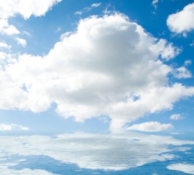 Suya yansıyan deniz bulutlar