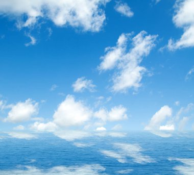 Suya yansıyan deniz bulutlar