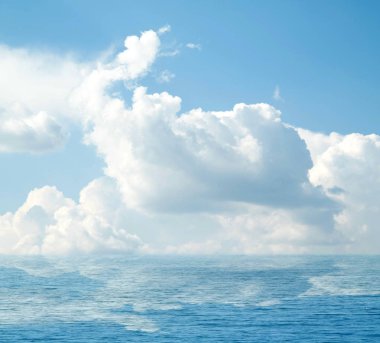 Suya yansıyan deniz bulutlar