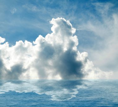 Suya yansıyan deniz bulutlar