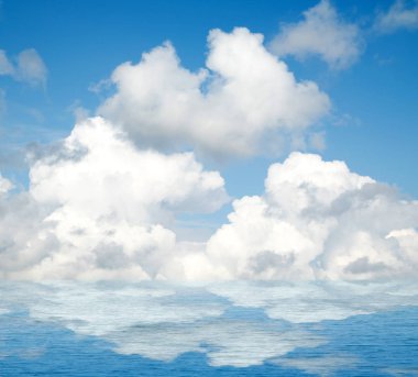 Suya yansıyan deniz bulutlar