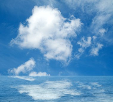 Suya yansıyan deniz bulutlar