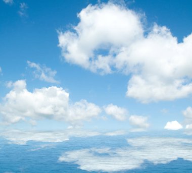 Suya yansıyan deniz bulutlar