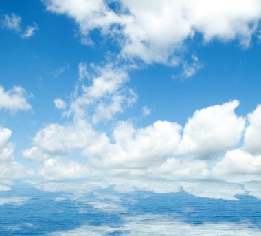 Suya yansıyan deniz bulutlar