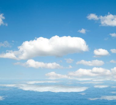 Suya yansıyan deniz bulutlar