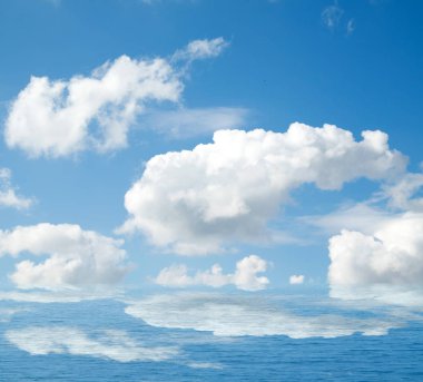 Suya yansıyan deniz bulutlar