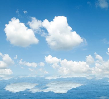 Suya yansıyan deniz bulutlar