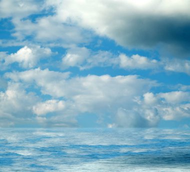 Suya yansıyan deniz bulutlar