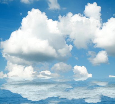 Suya yansıyan deniz bulutlar