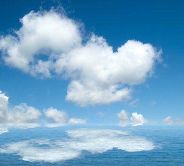 Suya yansıyan deniz bulutlar