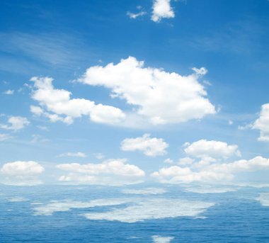 Suya yansıyan deniz bulutlar