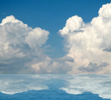 Suya yansıyan deniz bulutlar