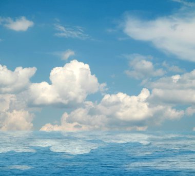 Suya yansıyan deniz bulutlar