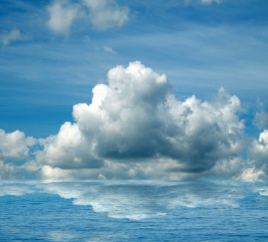 Suya yansıyan deniz bulutlar