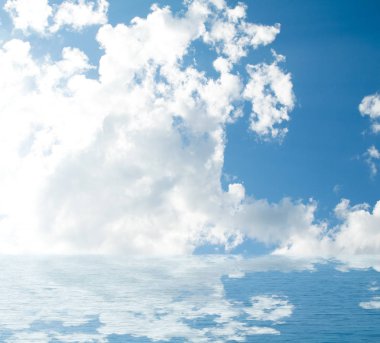 Suya yansıyan deniz bulutlar