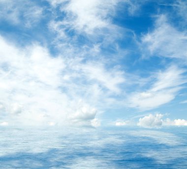 Suya yansıyan deniz bulutlar