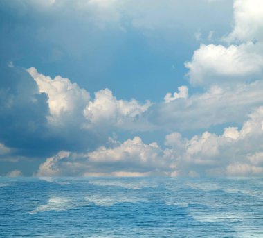 Suya yansıyan deniz bulutlar