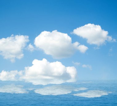 Suya yansıyan deniz bulutlar