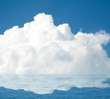 Suya yansıyan deniz bulutlar