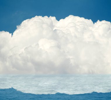 Suya yansıyan deniz bulutlar