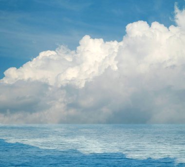 Suya yansıyan deniz bulutlar