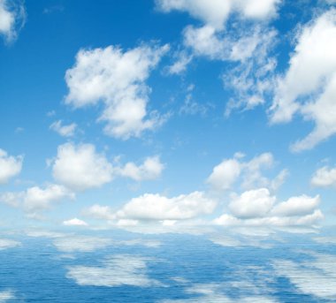 Suya yansıyan deniz bulutlar