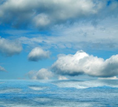 Suya yansıyan deniz bulutlar