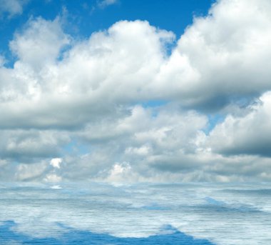 Suya yansıyan deniz bulutlar