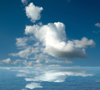 Suya yansıyan deniz bulutlar