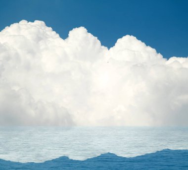 Suya yansıyan deniz bulutlar