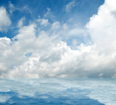 Suya yansıyan deniz bulutlar