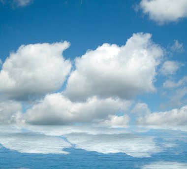 Suya yansıyan deniz bulutlar