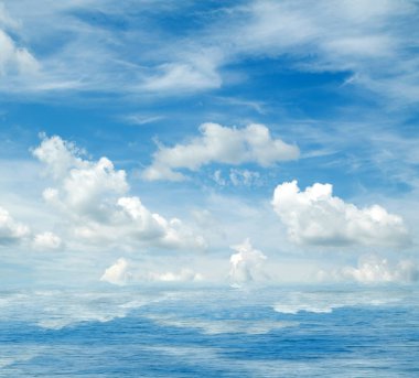 Suya yansıyan deniz bulutlar