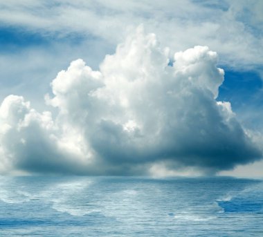 Suya yansıyan deniz bulutlar