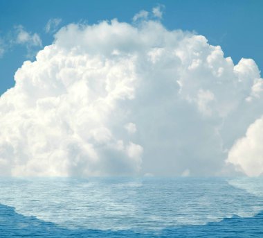 Suya yansıyan deniz bulutlar