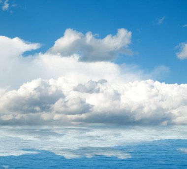 Suya yansıyan deniz bulutlar