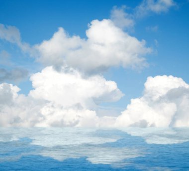 Suya yansıyan deniz bulutlar