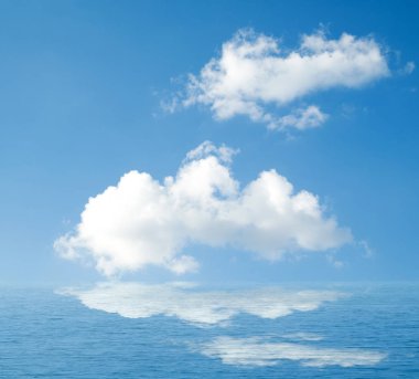 Suya yansıyan deniz bulutlar