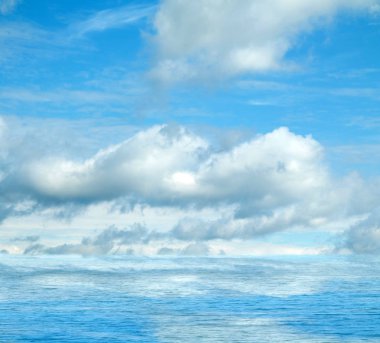 Suya yansıyan deniz bulutlar