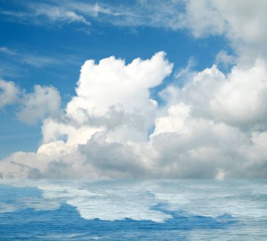 Suya yansıyan deniz bulutlar