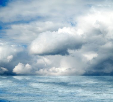 Suya yansıyan deniz bulutlar