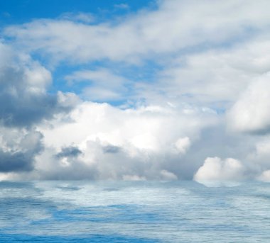 Suya yansıyan deniz bulutlar