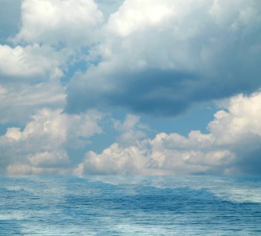 Suya yansıyan deniz bulutlar