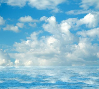 Suya yansıyan deniz bulutlar