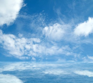 Suya yansıyan deniz bulutlar