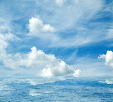 Suya yansıyan deniz bulutlar