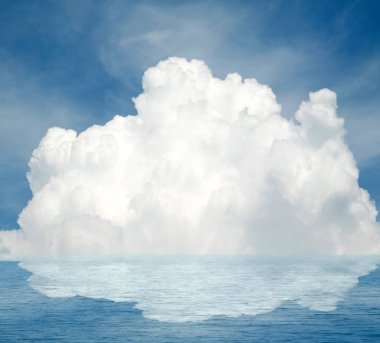 Suya yansıyan deniz bulutlar