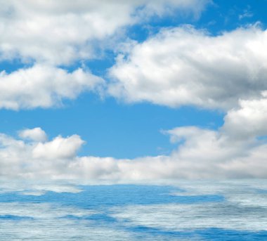 Suya yansıyan deniz bulutlar